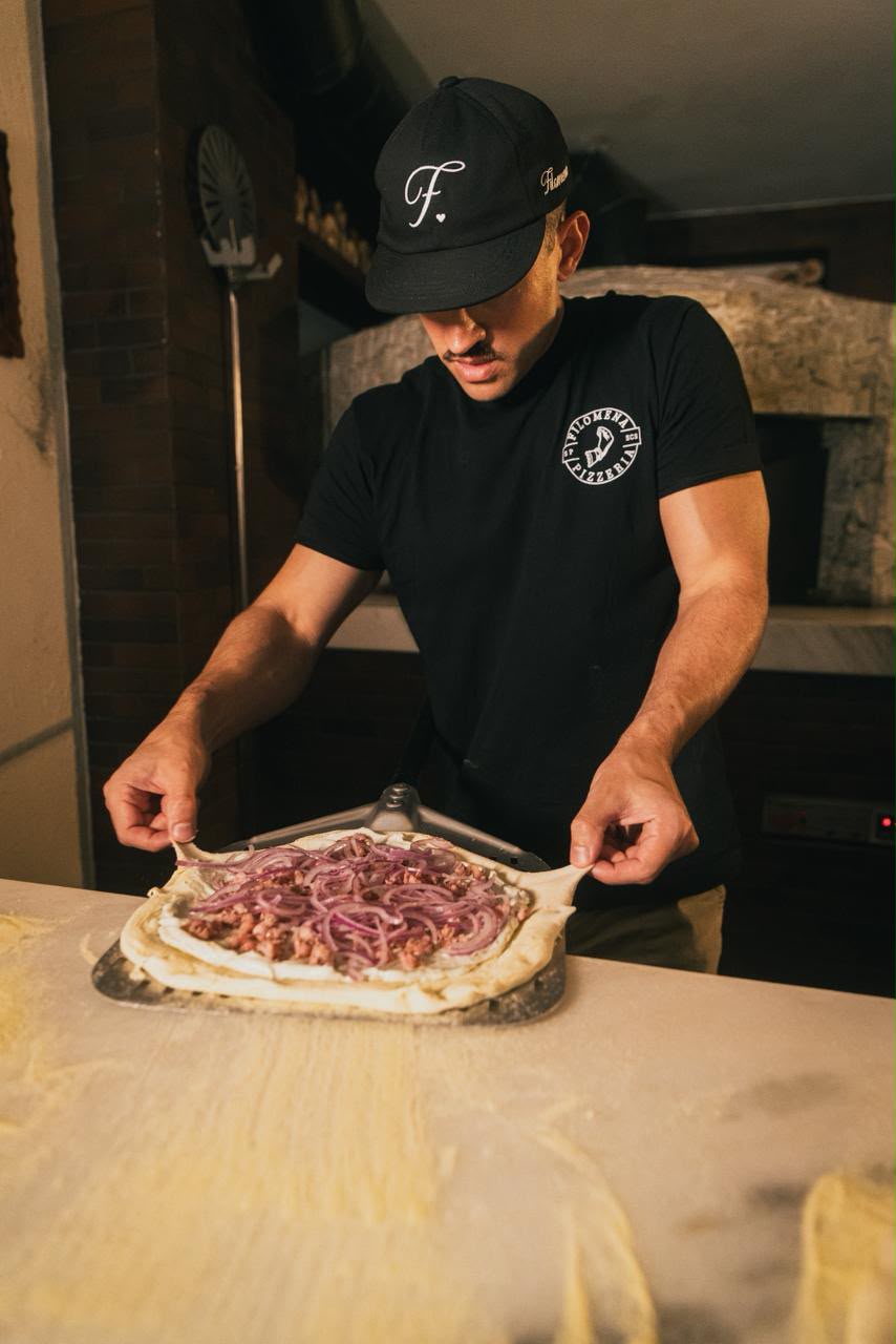 Vincenzo montando uma pizza no forno da Filomena